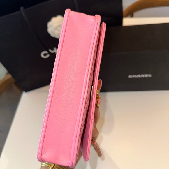 RARE* Barely worn Pink Chanel Bag with gold hardware and handle - Picture 6 of 10